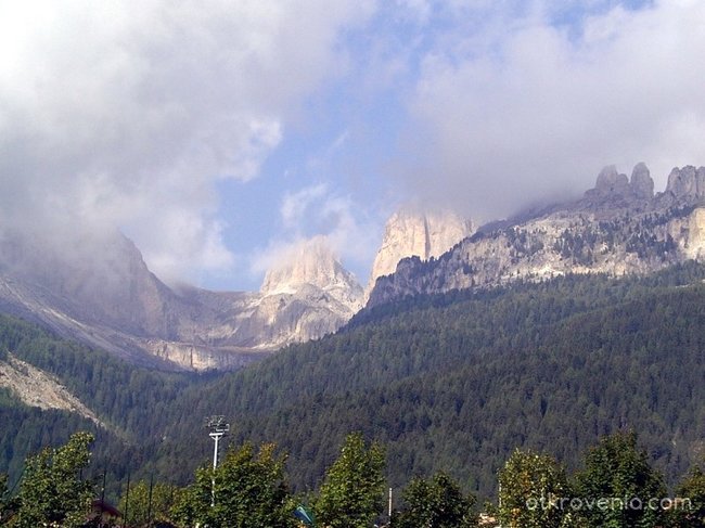Далечен поглед към масива Катаначо -Доломити, Италия