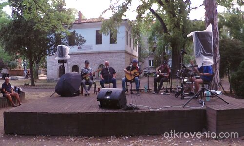Арестуван
