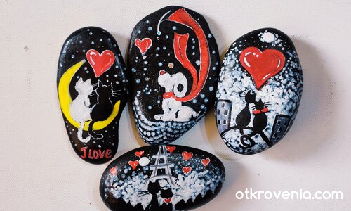 Влюбени ръчно рисувани камъчета