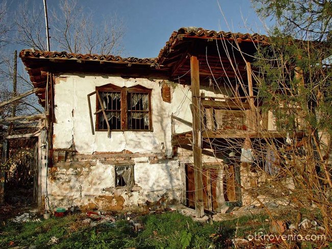 Старата къща (desaturated)
