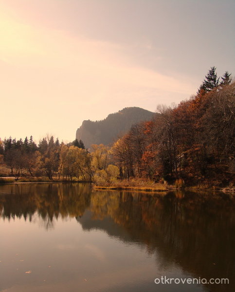Есента се оглежда във водите на Смолянските езера