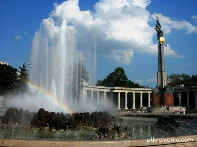 Паметникът на Съветската армия във Виена