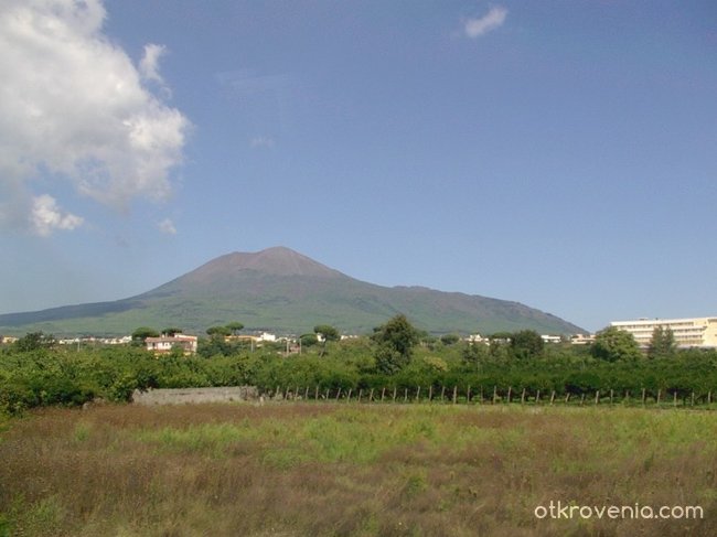 Дремещият вулкан Везувий и съвременния град Помпей - предградия!