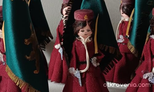 Кукла сувенир "Райна Княгиня" - ръчно изработена дървена кукла