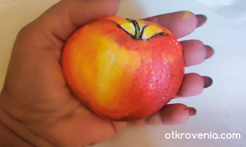 Ябълка, рисуван плосък камък