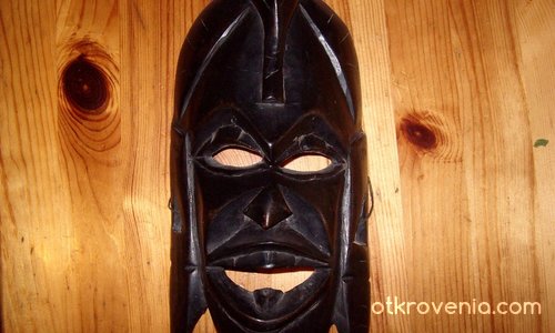 Ганайска маска за гонене на злите духове