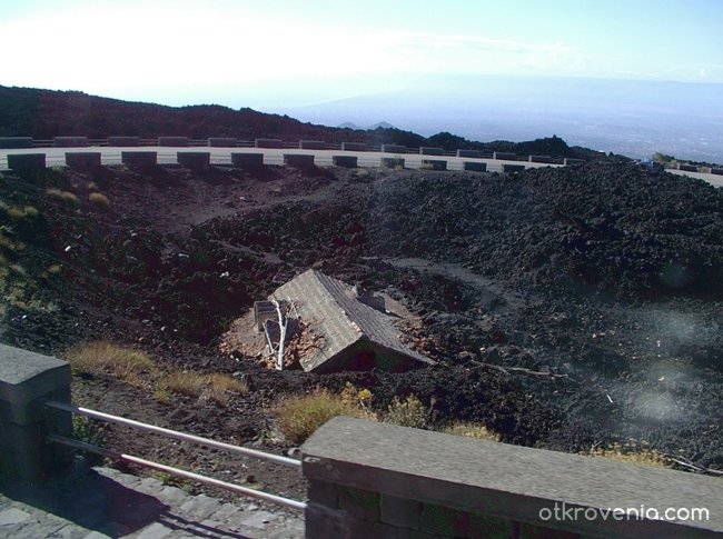 Къща, затрупана от лавата на вулкана ЕТНА!