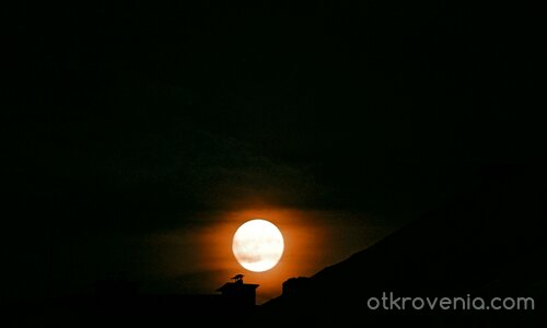 Луна на покрива
