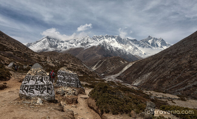 Изглед от Непал - камъни "мани" със свещени мантри