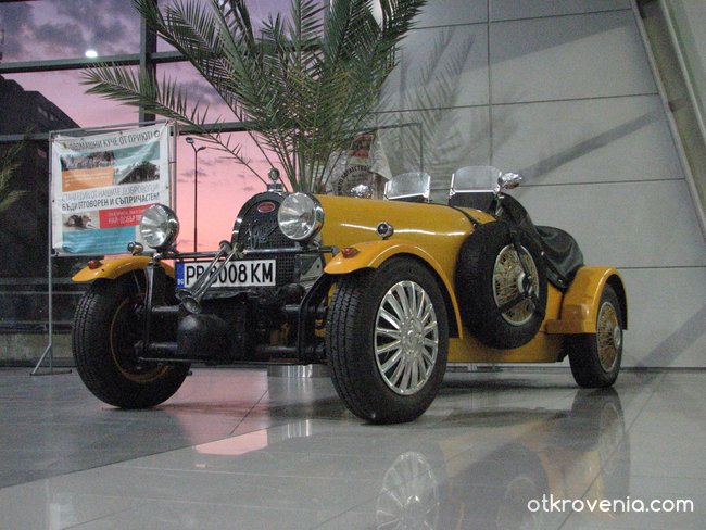 Жълто Bugatti в розовото зарево под Тепетата