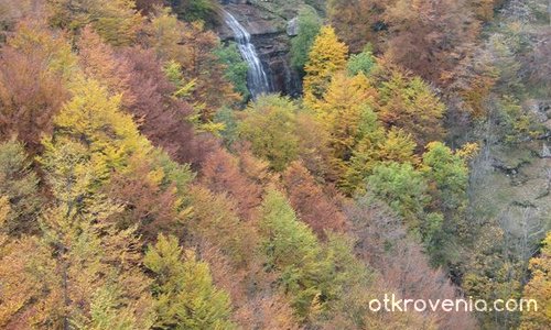 Водопад през есента