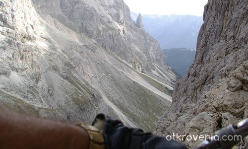 Връзката с планината - чрез стоманеното въже към скалата!