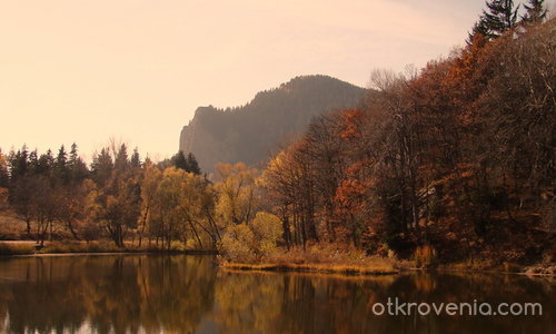 Есента се оглежда във водите на Смолянските езера