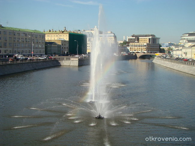фонтан в Москва река
