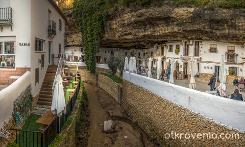 Calle Cuevas del Sol - емблематичната уличка на Setenil de las Bodegas