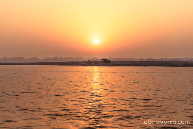 Изгрев над река Ганг
