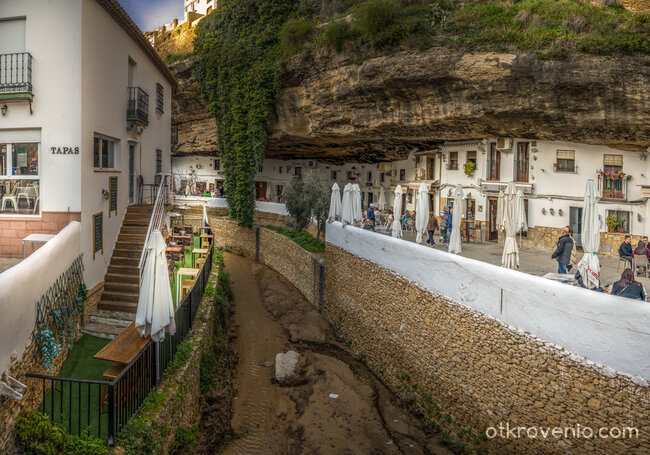 Calle Cuevas del Sol - емблематичната уличка на Setenil de las Bodegas