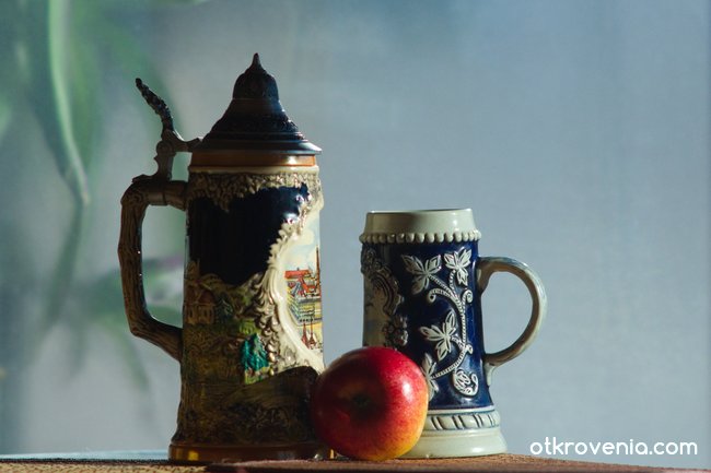 Фотоетюд с две чаши и ябълка