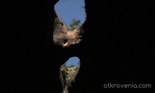 В Проходна пещера - Очите на бога или Окната - 1