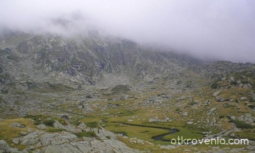 Високо в планината, вие се реката