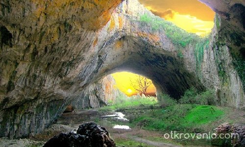 Залез в Деветашката пещера