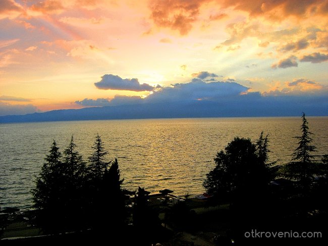 Разсъмване над Охридското езеро