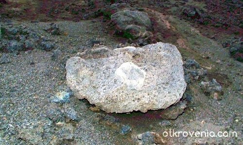 Вулканични камъни близо до кратера на Етна!