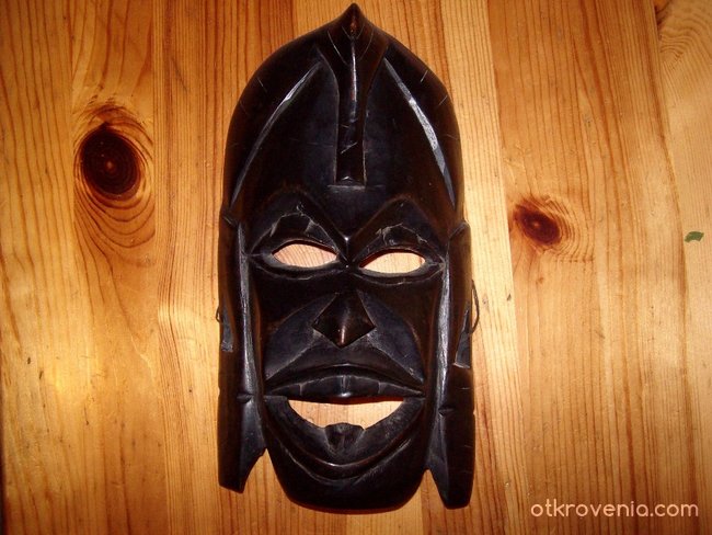 Ганайска маска за гонене на злите духове