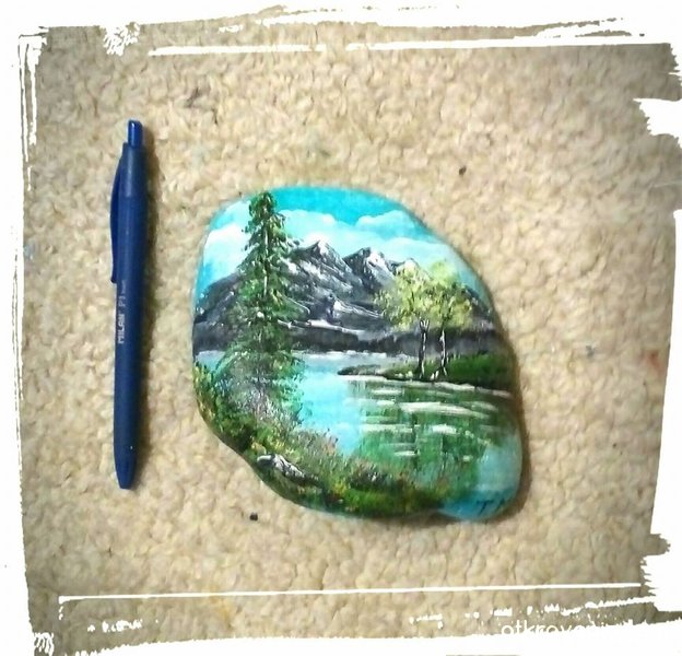 Рисувано камъче с акрилни бои