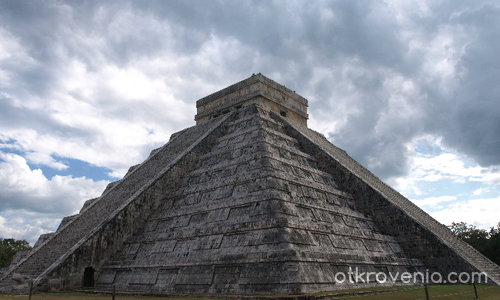 Голяматa Пирамида "Кукулкан" в Чичен Ица, Мексико