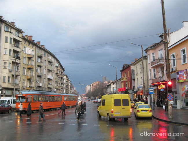 Оранжево-жълта булевардна композиция по време на дъжд