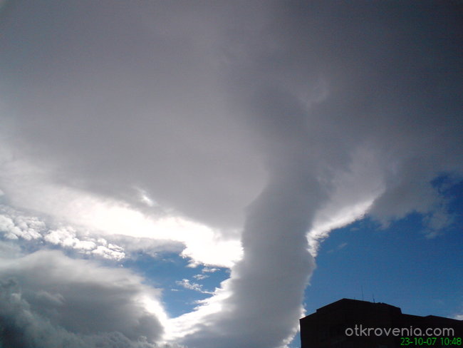 Октомврийско небе над София(облак като торнадо)