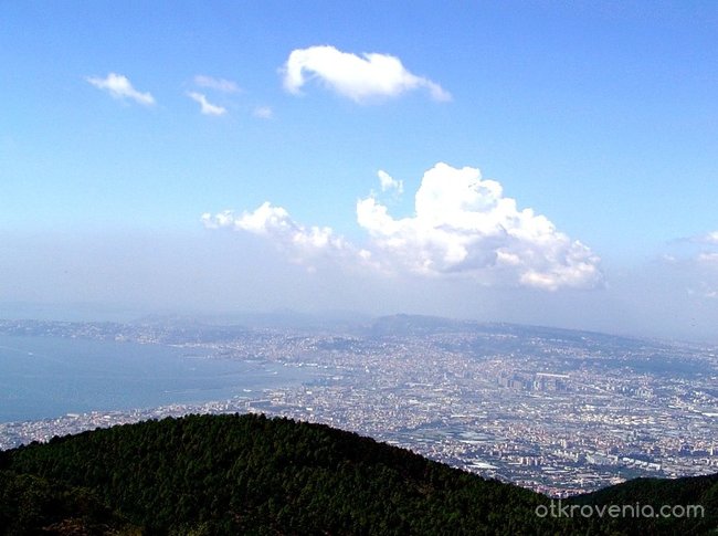 Поглед  от  вулкана Везувий към Неапол
