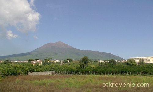Дремещият вулкан Везувий и съвременния град Помпей - предградия!