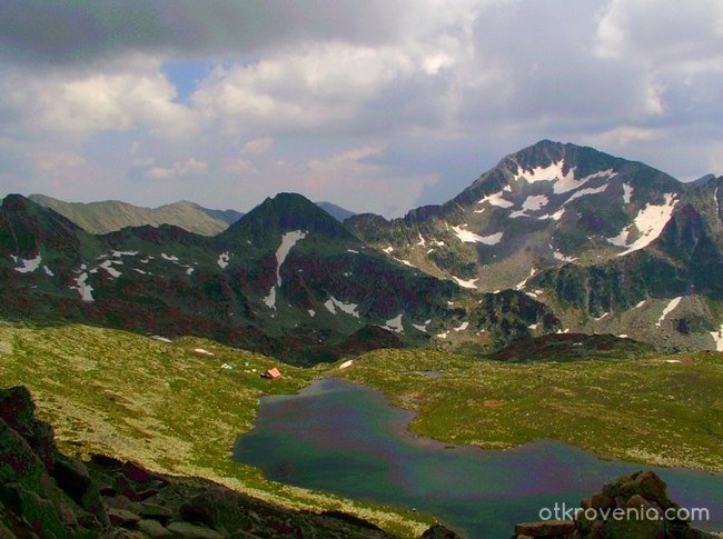Тевно езеро и върховете край него - най-вдясно връх Каменица!