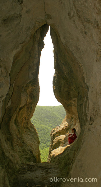 Пещерата Утробата