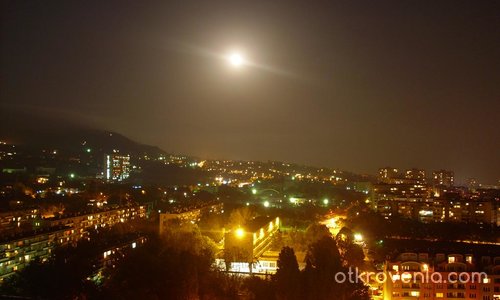 Варна, осветена от Луната