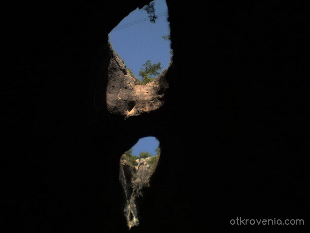 В Проходна пещера - Очите на бога или Окната - 1