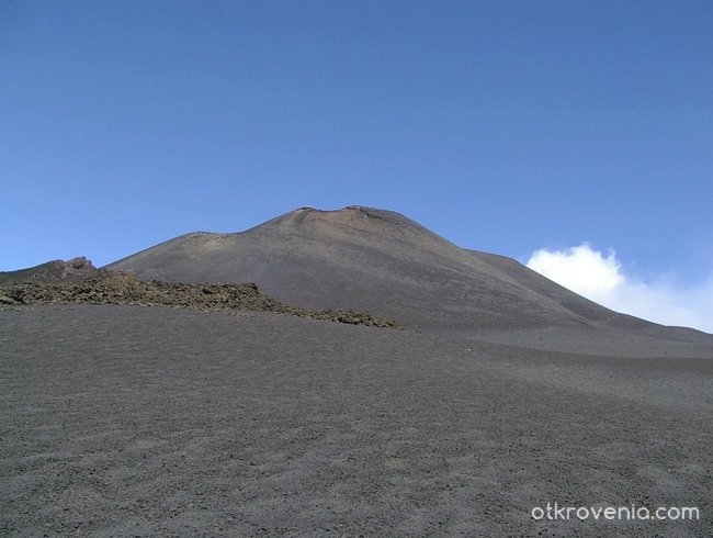 Кратерът на вулкана Етна е още далече!