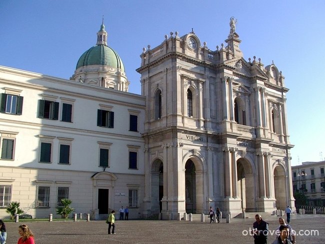 Катедралата в съвременния град Помпей!!