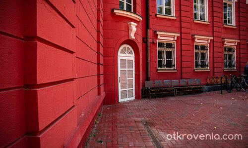 Поглед към червената фасада