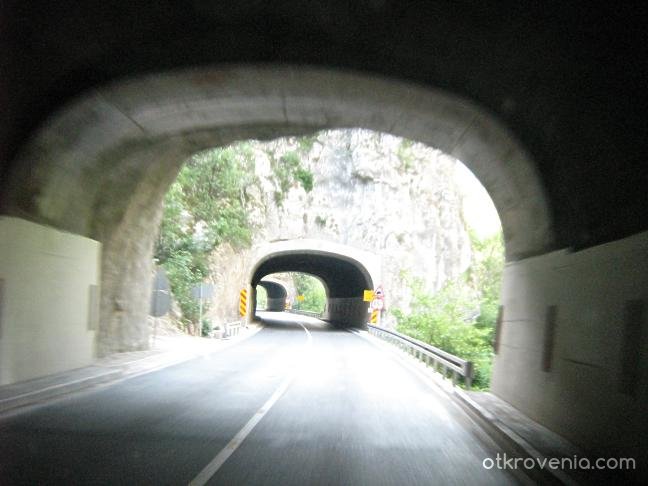 С един поглед виждаш през три тунела.