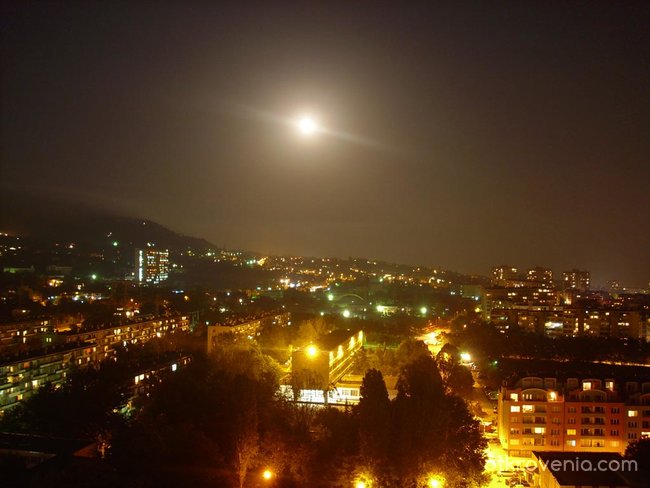 Варна, осветена от Луната