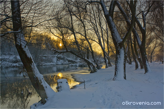Зимен залез край реката